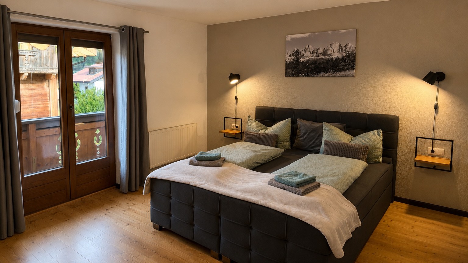 Schlafzimmer 2 mit Doppelbett und Balkontür
